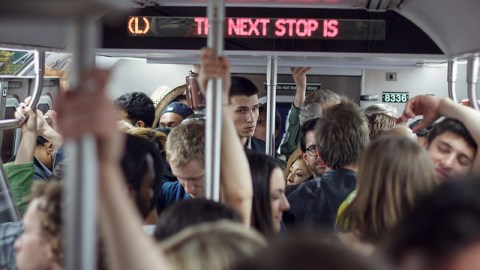 La mayoría de las veces los tocones provechan las aglomeraciones en el tren para abusar de mujeres.