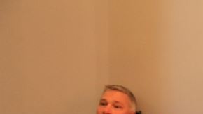 Activistas protestan en la embajada de El Salvador en D.C. por las estrictas leyes contra el aborto en ese país.