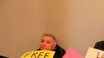 Activistas protestan en la embajada de El Salvador en D.C. por las estrictas leyes contra el aborto en ese país.