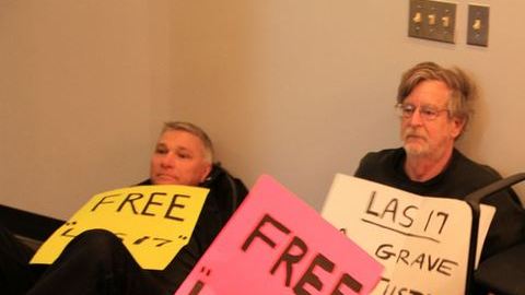 Activistas protestan en la embajada de El Salvador en D.C. por las estrictas leyes contra el aborto en ese país.