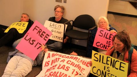 Activistas protestan en la embajada de El Salvador en D.C. por las estrictas leyes contra el aborto en ese país.