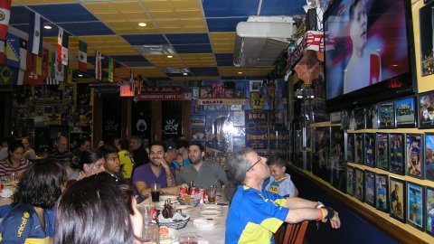 Los aficionados xeneizes, grandes y pequeños, durante el partido que ganó River 1-0 a Boca, en la ida de los octavos de final de la Copa Libertadores, disputado el jueves en el Estadio Monumental.