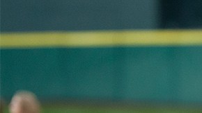 Saúl Álvarez lanza la pelota de béisbol el miércoles en el estadio de los Astros de Houston, que el sábado será sede de su pelea contra James Kirkland.