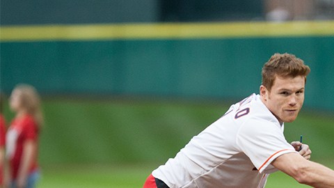 Saúl Álvarez lanza la pelota de béisbol el miércoles en el estadio de los Astros de Houston, que el sábado será sede de su pelea contra James Kirkland.