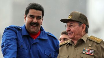 El presidente venezolano Nicolás Maduro junto a su homólogo cubano Raúl Castro presidieron la marcha en la Plaza de la Revolución en La Habana.