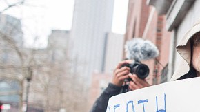 Un manifestante  en contra de la pena de muerte.