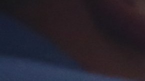 Un guardia escolta a un inmigrante detenido bajo custodia de ICE.