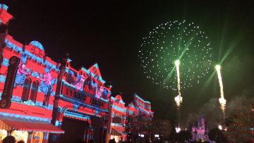 Los fuegos artificiales Disneyland Forever son el centro de atención de la celebración.