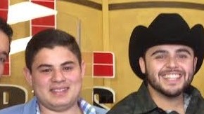 Gerardo Ortiz, de negro, en plena promoción de su nueva gira con Alfredito Olivas (izq.) y otros colegas.