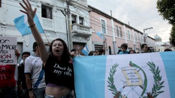 Manifestantes celebran la renuncia de la vicepresidenta de Guatemala, Roxana Baldetti.