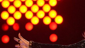 En el clip, Jennifer interpreta a diferentes mujeres que se imponen ante la inmadurez de los hombres.