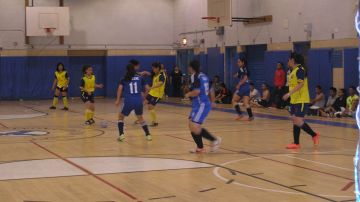 Escena del partido que ganó Latin Girls 1-0 a NYC Panthers en la jornada del pasado viernes de la Liga Centenario, de Queens.