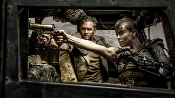 Tom Hardy (izq.) es el nuevo Mad Max, acompañado de Charlize Theron (der.) en 'Mad Max Fury Road'.