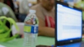 Hay asistentes de inscripción certificados disponibles para ayudar a los consumidores en español.