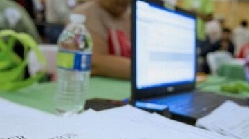 Hay asistentes de inscripción certificados disponibles para ayudar a los consumidores en español.