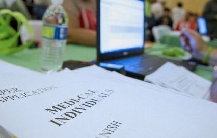 Hay asistentes de inscripción certificados disponibles para ayudar a los consumidores en español.