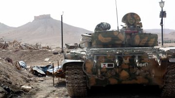 Un tanque blindado sirio toma posición durante combates el 19 de mayo de 2015, en el antiguo oasis de la ciudad de Palmira, ubicada casi a 215 kilómetros al noreste de Damasco (Siria).