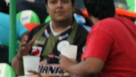 Aficionados del Santos se ponen a salvo durante un tiroteo afuera del Estadio Corona en agosto de 2011. /MEXSPORT