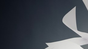 Antes de que las emociones se intensifiquen, es fundamental identificar la raíz del desacuerdo, y evitar que las percepciones personales de ambas partes interfieran en la resolución del conflicto.