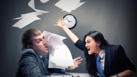 Antes de que las emociones se intensifiquen, es fundamental identificar la raíz del desacuerdo, y evitar que las percepciones personales de ambas partes interfieran en la resolución del conflicto.