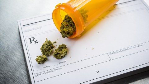 En California se busca regir cómo se vende la marihuana medicinal.
