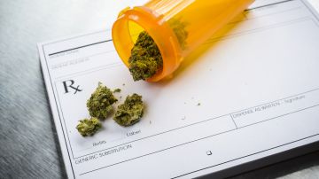 En California se busca regir cómo se vende la marihuana medicinal.