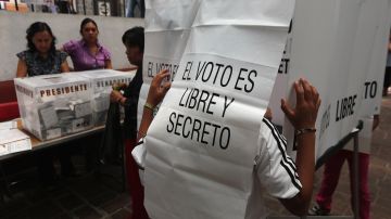 Votantes en las urnas durante las elecciones presidenciales de 2012, en Tepoztlan, Morelos.