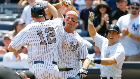 Brett Gardner (centro) tras batear jonrón ante Jeremy Guthrie