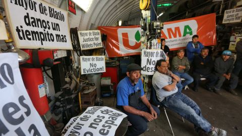 Trabajadores en Willets Point realizan la protesta desde el lunes para evitar el desalojo en Queens.