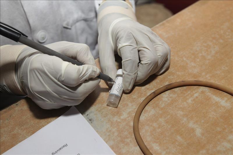Un trabajador médico prepara una muestra de sangre para una prueba de VIH. 
