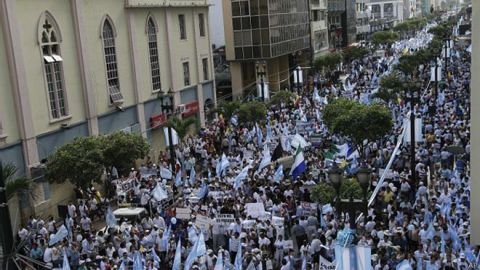 Entre gritos de "fuera Correa, fuera" los manifestantes recorrieron la avenida 9 de Octubre en Guayaquil.