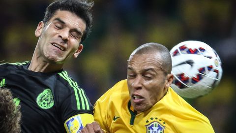 Rafael Márquez y Miranda disputan un balón en el aire, durante el amistoso efectuado en Sao Paulo previo a la Copa América.