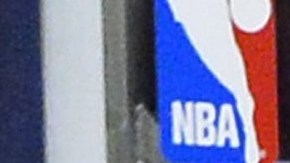 LeBron James clava el balón, como parte de otro partido completo de su parte.