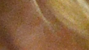 Andre Iguodala se deleita mirando el trofeo Larry O'Brien, que por primera vez va a la Bahía. Foto: EFE