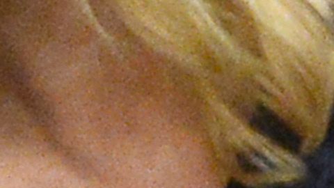 Andre Iguodala se deleita mirando el trofeo Larry O'Brien, que por primera vez va a la Bahía. Foto: EFE