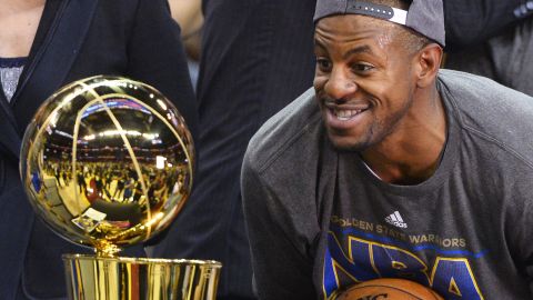 Andre Iguodala se deleita mirando el trofeo Larry O'Brien, que por primera vez va a la Bahía. Foto: EFE