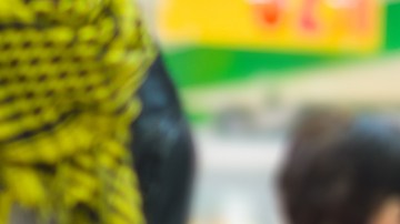 Latinos y negros suelen ocupar más puestos como cajeros, la posición peor pagada en ventas.