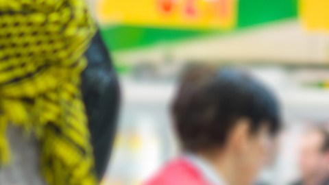Latinos y negros suelen ocupar más puestos como cajeros, la posición peor pagada en ventas.