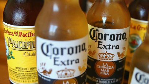 En todo EEUU, la edad mínima para ingerir bebidas alcohólicas es 21 años.