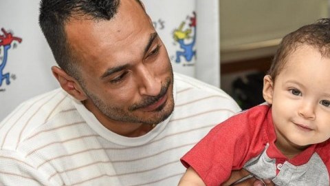 El pequeño Brandon junto a su papá Anderson Torres.