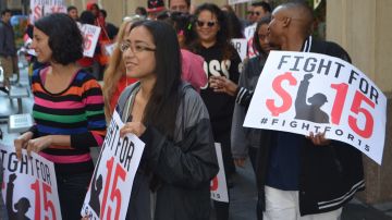 Manifestantes piden aumento de salario mínimo  y derecho a sindicalizarse.