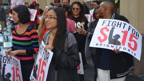 Manifestantes piden aumento de salario mínimo y derecho a sindicalizarse.