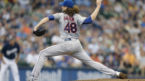 Jacob deGrom dominó ayer a los Cerveceros.