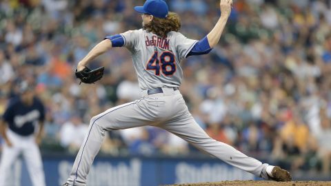 Jacob deGrom dominó ayer a los Cerveceros.