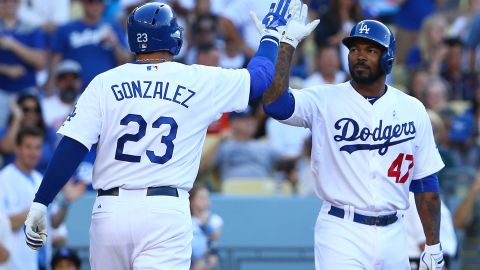 Adrián González es felicitado por Howie Kendrick luego de batear jonrón contra San Francisco.