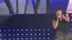 Algunos fans de Ricky califican el vestuario como innovador.