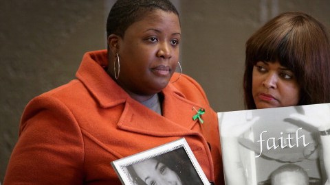 Cleopatra Cowley-Pendleton (izq.) muestra una foto de su hija Hadiya, 15, y Shundra Robinson otra de su hijo Deno Wooldridge, 18, durante una reunión de familiares y víctimas de la violencia armada y grupos de activistas defensores del control de armas en Cornell Square Park, de Chicago, Illinois, el 14 de diciembre 2013, en el aniversario de la masacre en la escuela primaria de Sandy Hook.
