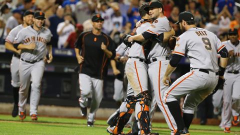 Chris Heston es felicitado luego de completar un juego sin hit ni carrera para los Gigantes en contra de los Mets.