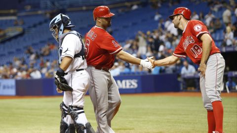 Albert Pujols es felicitado por Kyle Kubitza tras conectar el jonrón 537 de su carrera.