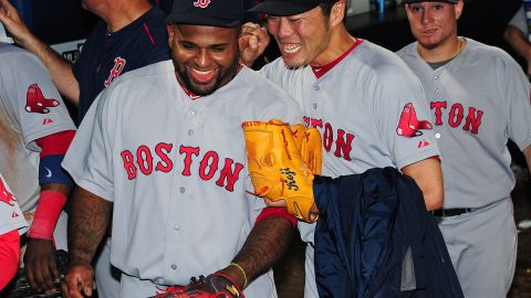 Pablo Sandoval es visto en el dugout de los Medias Rojas tras un juego de la serie en Atlanta, donde generó un escándalo en pleno baño.